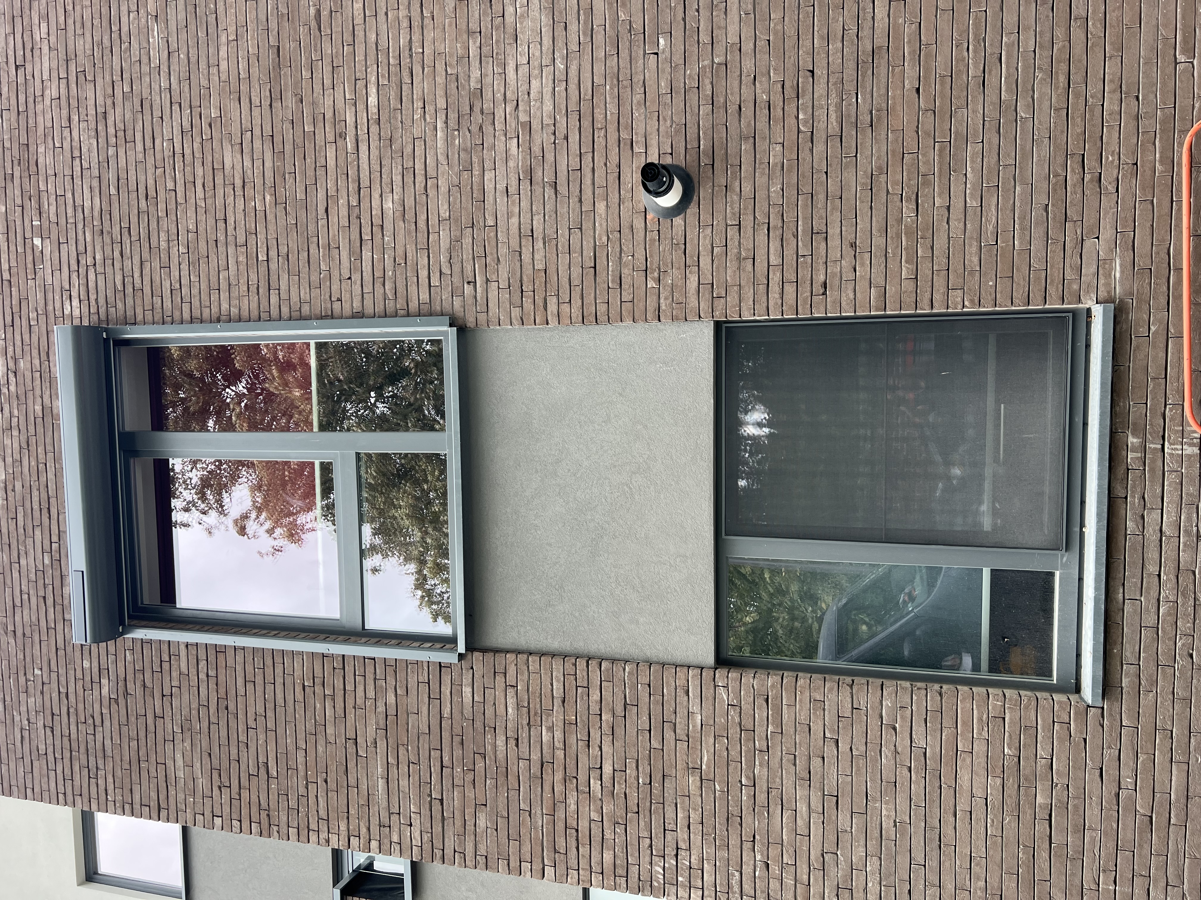 Volet solaire anthracite façade enduite