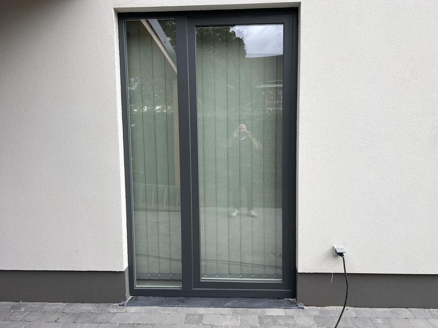 Porte vitrée anthracite posée par DelFa pro